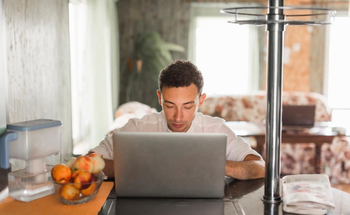 Équipe d'analystes financiers travaillant sur des modèles quantitatifs avancés